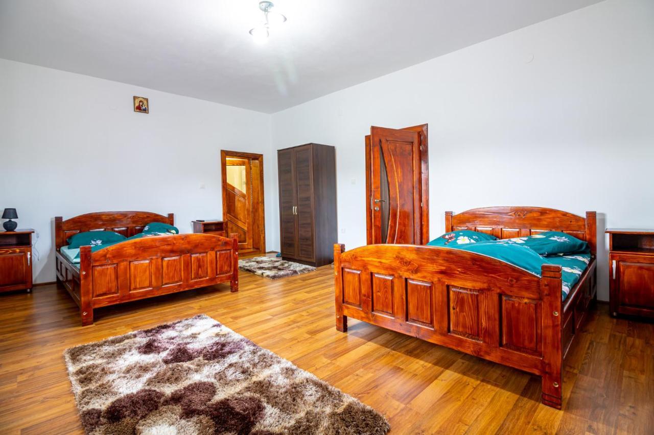 Pensiunea Day & Deny Novaci-Străini Exteriér fotografie