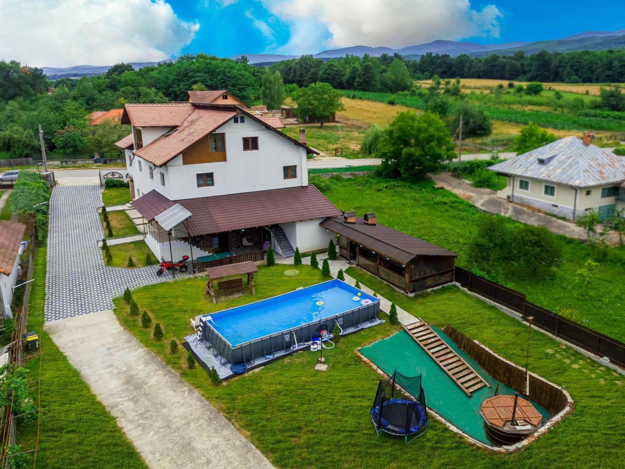 Pensiunea Day & Deny Novaci-Străini Exteriér fotografie